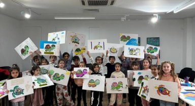 Çocuklar Kadırga Sanat Galerileri'ndeki Kağıt Mozaik Atölyesi'nde Kendi Tasarımlarını Oluşturuyorlar