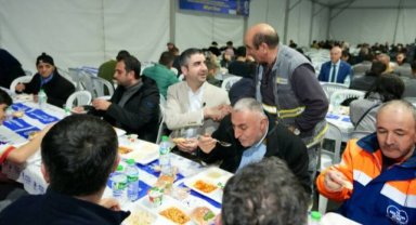 Başkan Gökhan Yüksel, Ramazan Ayı’nın İlk Orucunu Vatandaşlarla Birlikte Açtı