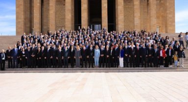 BAŞKAN ÇERKEZ VE ÇEKMEKÖY BELEDİYE MECLİS ÜYELERİ ATAMIZIN HUZURUNDA