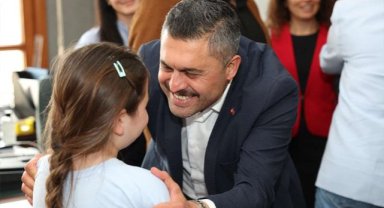 ŞİLE BELEDİYE BAŞKANI ÖZGÜR KABADAYI’YA ŞİLELİ GENÇLERDEN COŞKULU ZİYARET