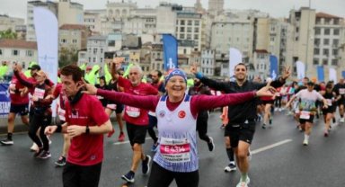 TÜRKİYE İŞ BANKASI 19. İSTANBUL YARI MARATONU’NDA YAĞMURLA GELEN REKOR