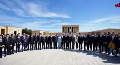 ÜSKÜDAR BELEDİYE BAŞKANI SİNEM DEDETAŞ ANITKABİR’İ ZİYARET ETTİ