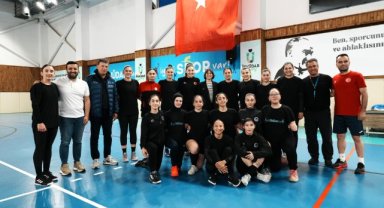 SİNEM DEDETAŞ’TAN ÜSKÜDAR BELEDİYESİ KADIN HENTBOL TAKIMI’NA ZİYARET