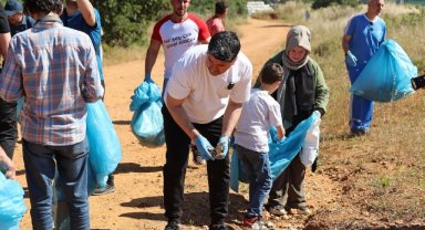 ATAŞEHİRLİLER DOĞA YÜRÜYÜŞÜNDE ATIK TOPLADILAR