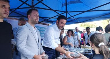 Başkan Rıza Akpolat Komşularımıza Aşure Lokması Dağıttı