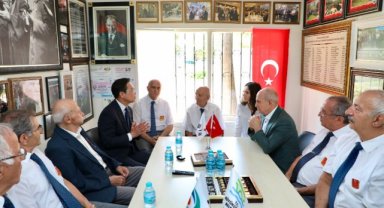 Güney Koreli heyet ülkeleri için savaşa katılan Kore gazilerinin önünde yere kapandı