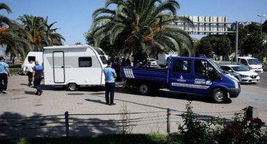Maltepe sahilinde park halindeki karavanlar kaldırıldı
