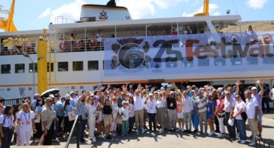 75 ülkenin gençleri Boğaz turunda İstanbul’un güzelliğinden büyülendi