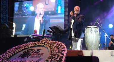 Fatih Erkoç şarkılarını binlerce hayranı ile birlikte söyledi