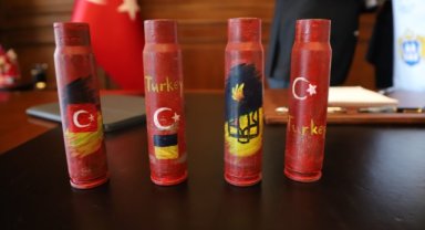 Ukraynalı çocuklar savaşta kullanılan mermi kovanları ile tüm dünyaya barış mesajı verdi