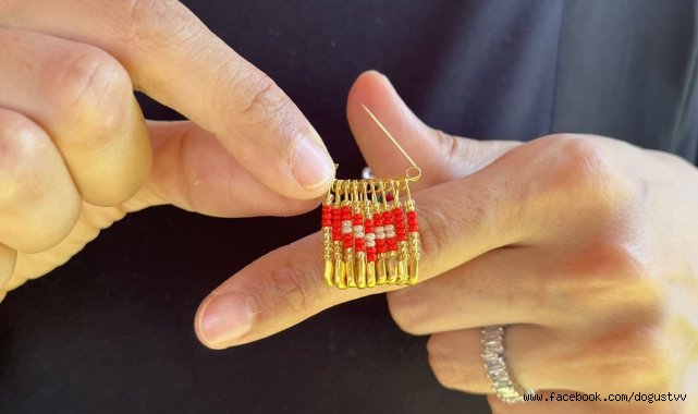 Vatandaşlar, Tarihî Yedikule Hisarı'nda Yaka Aksesuarlarını Tasarlıyor