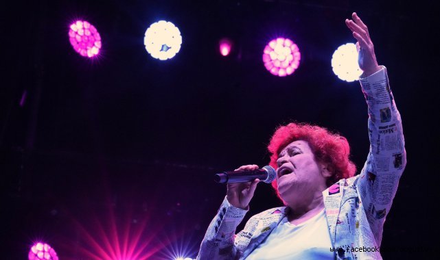 1 EYLÜL DÜNYA BARIŞ GÜNÜ’NDE SELDA BAĞCAN BEŞİKTAŞ’TA SAHNE ALDI