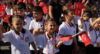 Başkan Akgün ilk zili öğrencilerle birlikte çaldı