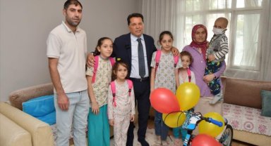 Başkan Özer’den Kanser Tedavisi Gören Küçük Ömer’e Bisiklet Sürprizi