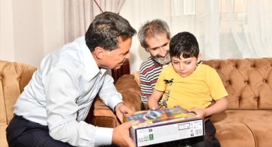 Başkan Özer, Kemik Erimesi Hastası Yiğit Can’ı Ziyaret Etti