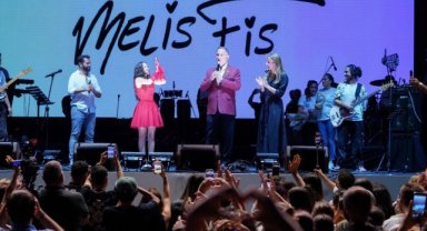 GENÇ YILDIZ MELİS FİS SEVENLERİYLE BEYLİKDÜZÜ’NDE BULUŞTU