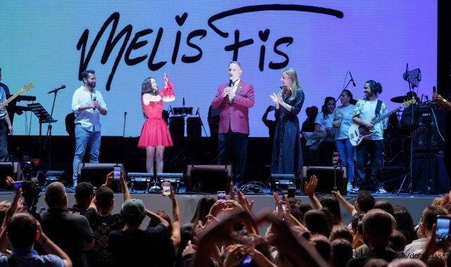 GENÇ YILDIZ MELİS FİS SEVENLERİYLE BEYLİKDÜZÜ’NDE BULUŞTU