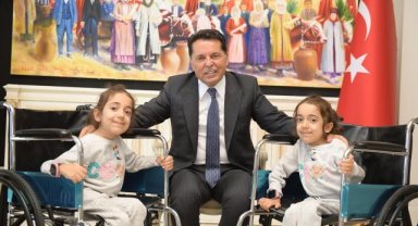 Sosyolog Başkandan Anlamlı Ziyaret... Kitaplarının Gelirini SMA Hastası İkizlere Bağışladı