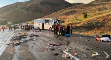 Sivas'ta yolcu otobüsü kaza yaptı: 4 kişi öldü, 33 kişi yaralandı.