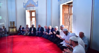 Vali Gül ve Başkan Turan, Yavuz Sultan Selim Han'ı Vefatının 505. Yılında Türbesi Başında Dualarla Yâd Ederek Manevi Mirasını Hatırlattı
