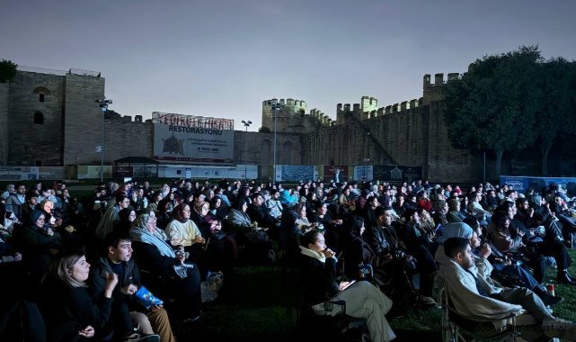 Açık Havada Tarihle Buluşma: Yedikule Hisarı'nda Sinema Akşamları Tarihî Ezgiler ve Hikâyelerle Devam Ediyor