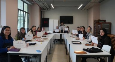 Vatandaşlarımız, KARINCA El Emeği Eğitim Birimimizin Fındıkzade'deki Polimer Kil Çalışması'nda Kendi Tasarımlarını Keyifle Şekillendiriyor