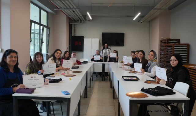 Vatandaşlarımız, KARINCA El Emeği Eğitim Birimimizin Fındıkzade'deki Polimer Kil Çalışması'nda Kendi Tasarımlarını Keyifle Şekillendiriyor