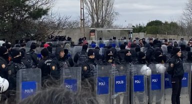 Haklarını isteyen Migros işçileri Tuncay Özilhan'ın evinin önünde