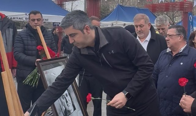 Kartal’da Uğur Mumcu Anısına Karanfil Bırakıldı
