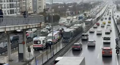 Avcılar'da 2 metrobüs çarpıştı: 5 kişi yaralandı