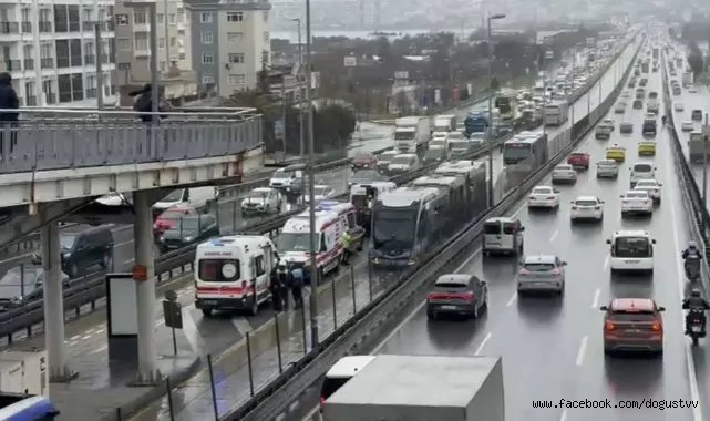 Avcılar'da 2 metrobüs çarpıştı: 5 kişi yaralandı