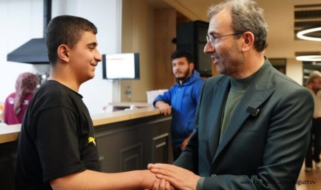 Başkan Ahmet Cin, Gençlerle Kütüphanede İftar Yaptı