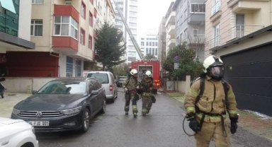 Kartal’da çatı katında yangın paniğe neden oldu