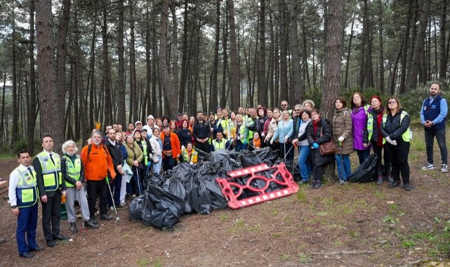 Maltepe’de, belediye-gönüllü iş birliğiyle ormanlık alan çöplerden arındırıldı