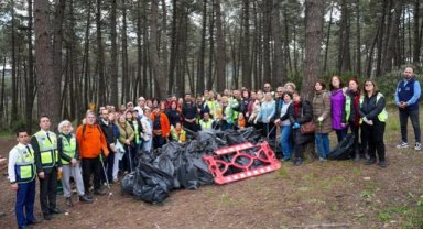 Maltepe’de, belediye-gönüllü iş birliğiyle ormanlık alan çöplerden arındırıldı 