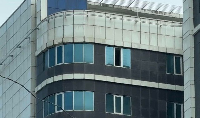 Bıçaklanıp hastaneye kaldırıldı! 10. kattaki pencereden düşüp hayatını kaybetti