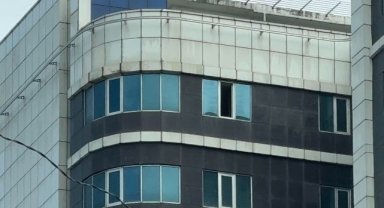 Bıçaklanıp hastaneye kaldırıldı! 10. kattaki pencereden düşüp hayatını kaybetti