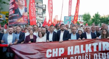 CHP’liler Maltepe’de Demokrasi ve Adalet İçin Yürüdü