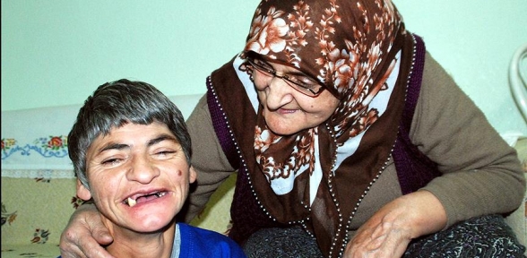40 yıldır engelli üvey kızına bakıyor