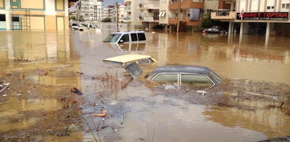 10 dakikalık yağmur Erzurumu sular altında