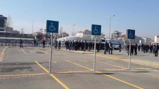 İçeride arbede dışarıda müdahale!