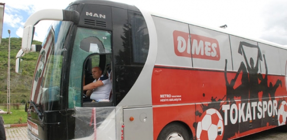 Spor Toto 2. Lig'de Tokatspor ile Turgutluspor arasında oynanan karşılaşmanın ardından yaşanan olaylarda Tokatspor takım otobüsü taş yağmuruna tutuldu.