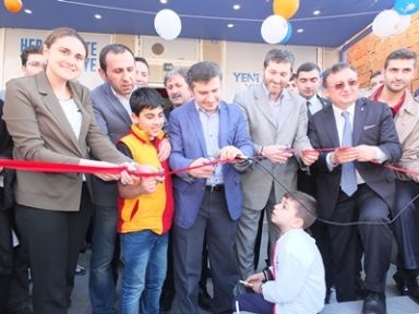 Ataşehir AK Parti İlçe Teşkilatı, 1.Bölge Milletvekili Faik Işık’ın katkılarıyla aynı gün Mevlana Mahallesinde hem seçim irtibat bürosu açtı hem de bahar şenliği etkinliği düzenledi.