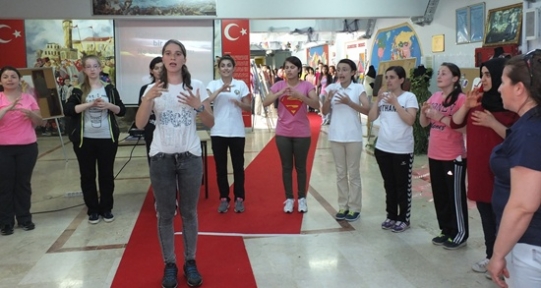 19 Mayıs’ı işaret diliyle kutladılar