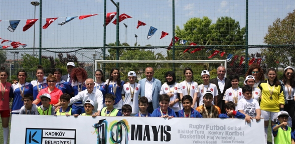 19 MAYIS KADIKÖY'DE COŞKUYLA KUTLANDI
