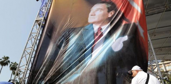 19 Mayıs kutlamalarında 'Atatürk posteri' krizi