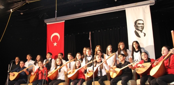 SAZ KURSU ÖĞRENCİLERİNDEN YILSONU GÖSTERİSİ