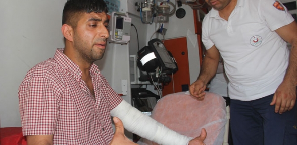 Bıçakla kendini kesen şahıs şok etti