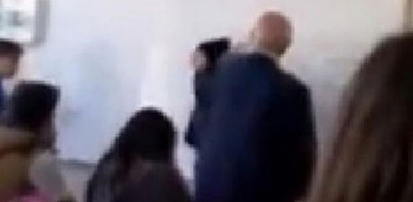 Okul müdürü öğrencinin kafasıyla tahta sildi!