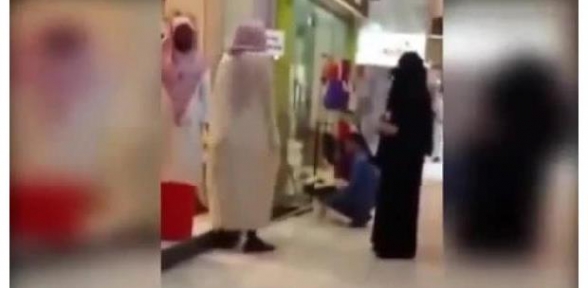 Elleri çıplak diye alışveriş merkezinden kovuldu